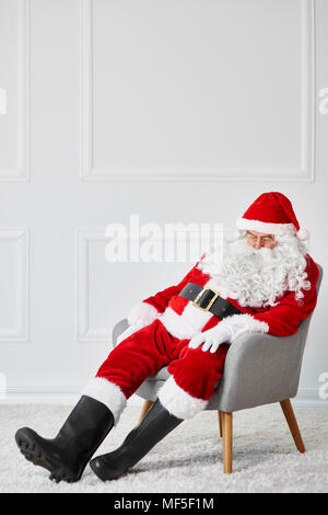 Santa Claus dormir dans un fauteuil Banque D'Images