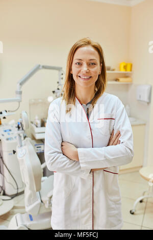 Portrait of femal médecin dans la pratique médicale Banque D'Images