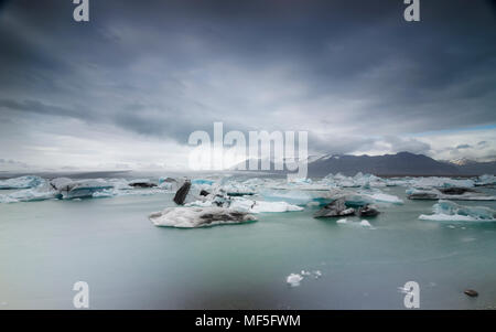 L'Islande, au sud de l'Islande, le lac glacier Joekulsarlon, icebergs Banque D'Images