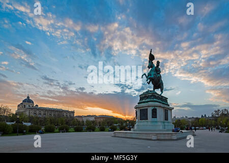 L'Autriche, Vienne, statue équestre de l'Archiduc Charles sur Heldenplatz en soirée Banque D'Images