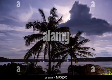 L'Indonésie, Lombok, de l'océan Indien, le littoral dans la soirée Banque D'Images