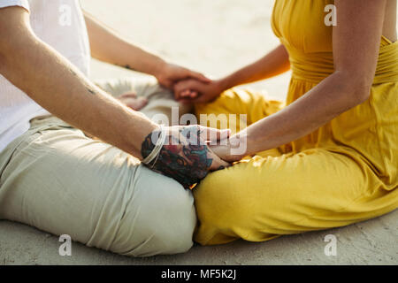 Close-up of tattooed man holding hands of woman Banque D'Images