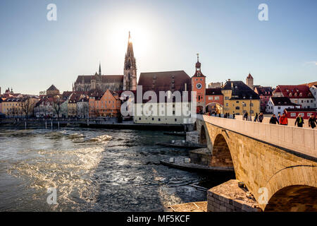 Allemagne, Ratisbonne, vue de la cathédrale à la vieille ville avec Steinerne Bruecke sur Danube Banque D'Images