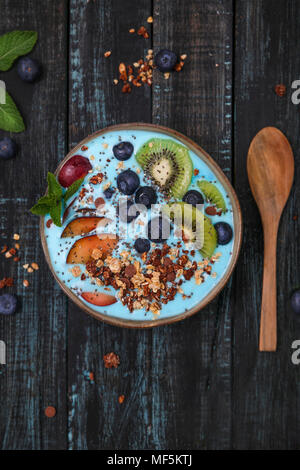 Smoothie Superfood bol avec les graines de chia, bleuets, nectarine, kiwi et chocolat muesli Banque D'Images