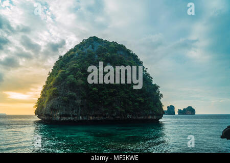 La Thaïlande, les îles Phi Phi, Ko Phi Phi, l'île dans la mer au coucher du soleil Banque D'Images