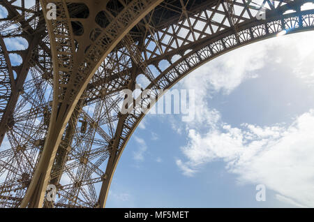 Low angle view of le fer forgé de la Tour Eiffel, Paris, France Banque D'Images