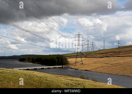 Baitings Réservoir et pylônes électriques dans le Ryburne Valley, West Yorkshire, England UK Banque D'Images