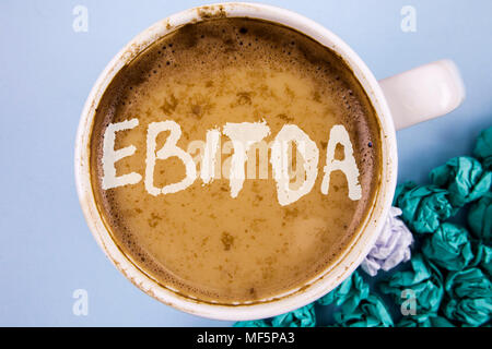 Main conceptuel écrit, indiquant l'Ebitda. Photo d'affaires mettant en valeur le bénéfice avant impôt est mesurée pour évaluer la performance de l'entreprise Café écrite dans le Cu Banque D'Images