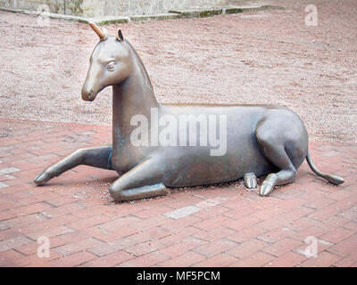 RIGA, Lettonie-AVRIL 17, 2018 : statue de Licorne par Liene Mackus sur l'aire de 'Labyrinthe' Banque D'Images