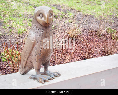 RIGA, Lettonie-AVRIL 17, 2018 : Funny Owl statue par Liene Mackus sur l'aire de 'Labyrinthe' Banque D'Images