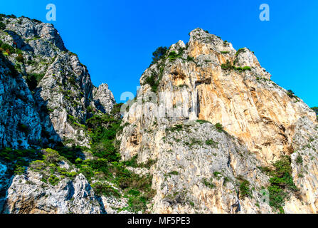 Vue spectaculaire des falaises sur l'île de Capri, Italie Banque D'Images