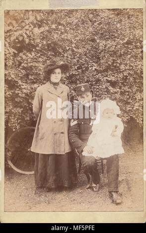 Carte du Cabinet de sergent de la police de l'époque victorienne et sa famille Banque D'Images