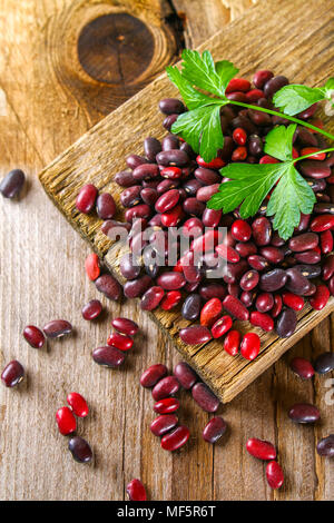 Haricots verts crus rouge avec sur une table en bois Banque D'Images