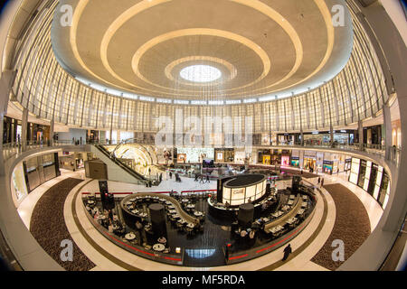 Le centre commercial moderne de Dubaï avec Fauchon, Dior, Chanel, Gucci, Louis Vuitton boutiques, Dubaï Banque D'Images