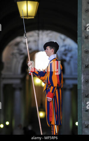 Un membre de la Garde Suisse Pontificale avec hallebarde dans Portone di Bronzo (Porte de Bronze) entrée du Palazzo Apostolico di (Palais Apostolique) répertorié comme Wor Banque D'Images