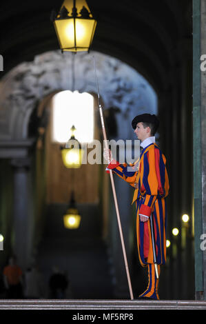 Un membre de la Garde Suisse Pontificale avec hallebarde dans Portone di Bronzo (Porte de Bronze) entrée du Palazzo Apostolico di (Palais Apostolique) répertorié comme Wor Banque D'Images