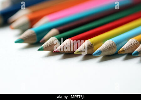 Close up de plusieurs crayons de couleur sur fond blanc Banque D'Images