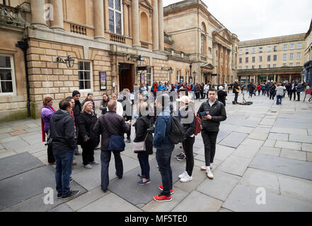 Les touristes en visite guidée à pied de la ville historique de Bath Somerset England UK Banque D'Images