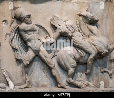 Londres. L'Angleterre. British Museum, l'allégement de la Mausolée d'Halicarnasse (Halikarnassos ou le tombeau de Mausole), Section de l'Amazon Frieze, régulièrement Banque D'Images