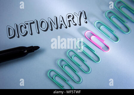 Dictionnaire d'écriture Appel de motivation. L'apprentissage d'une autre signification Concept vocabs et synonymes de livre écrit fond bleu clair Clip Papier Banque D'Images