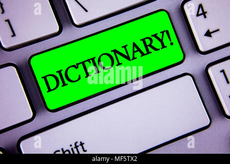 Dictionnaire d'écriture Appel de motivation. L'apprentissage d'une autre signification Concept vocabs et synonymes de livre écrit sur le bouton Clavier Blanc Vert Banque D'Images