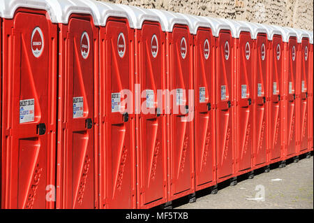 Longue rangée de toilettes chimiques à Rome, Italie. 1er mai 2011 © Wojciech Strozyk / Alamy Stock Photo Banque D'Images