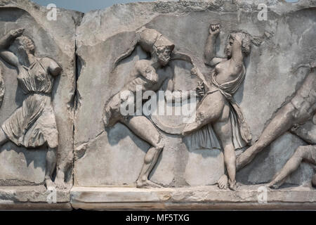 Londres. L'Angleterre. British Museum, l'allégement de la Mausolée d'Halicarnasse (Halikarnassos ou le tombeau de Mausole), Section de l'Amazon Frieze, régulièrement Banque D'Images