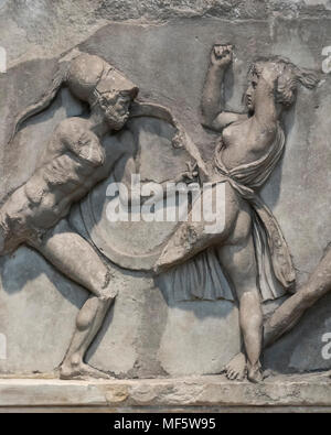 Londres. L'Angleterre. British Museum, l'allégement de la Mausolée d'Halicarnasse (Halikarnassos ou le tombeau de Mausole), Section de l'Amazon Frieze, régulièrement Banque D'Images