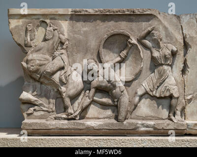 Londres. L'Angleterre. British Museum, l'allégement de la Mausolée d'Halicarnasse (Halikarnassos ou le tombeau de Mausole), Section de l'Amazon Frieze, régulièrement Banque D'Images