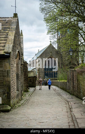 La rue de l'église menant à la Bronte Parsonage Haworth, Village, West Yorkshire, Angleterre Banque D'Images