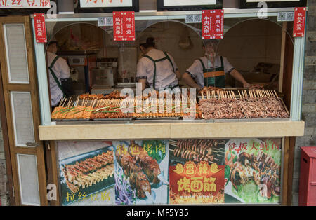 Les brochettes, pour une vente sur No 88 Jitai Wu Rue Ancienne, Chengdu, Chine Banque D'Images