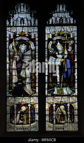 Un vitrail par Herbert Bryans représentant St Gregory & Sainte Cécile, l'église St Andrews, Letheringsett, Norfolk Banque D'Images