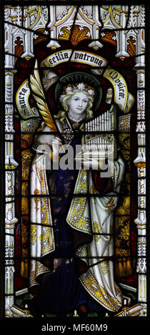 Un vitrail par Herbert Bryans représentant Saint Cecilia holding et l'orgue, l'église St Andrews, Letheringsett, Norfolk Banque D'Images