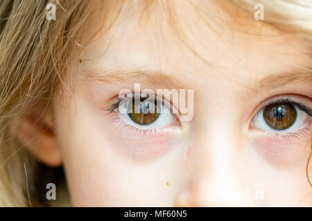 Close up of blonde woman's Yeux regardant la caméra Banque D'Images