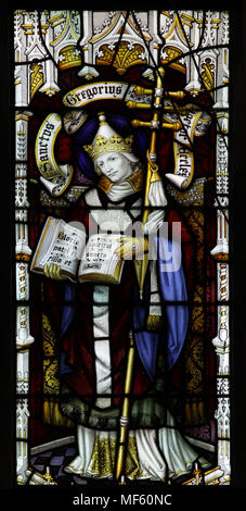 Un vitrail par Herbert Bryan (1855-1925) représentant Saint Grégoire Docteur de l'Église, l'église St Andrews, Letheringsett, Norfolk Banque D'Images