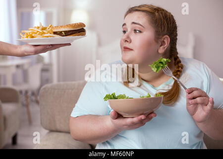 Jeune femme séduisante hamburger savoureux Banque D'Images