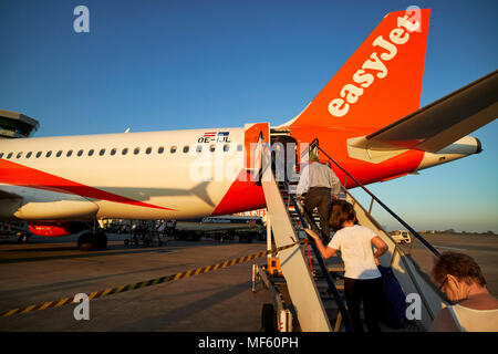 Les passagers d'avion easyjet vol au Royaume-Uni via l'arrière comme suit à l'aéroport de Bristol England uk Banque D'Images