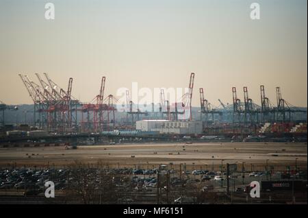 Vue aérienne du port de Newark sur une matinée de smog dans la région de Newark, New Jersey, avec des zones industrielles, des conteneurs de fret intermodal, portiques et autres équipements visibles, 18 mars 2018. () Banque D'Images