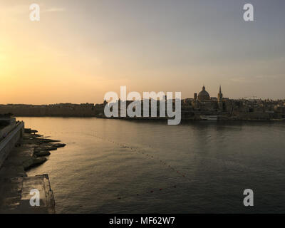 Vue sur les toits de La Valette, vu de Sliema à travers le port de Marsamxett, à Malte, le 20 octobre 2017. Banque D'Images