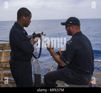 180418-N-N281-0163 MER MÉDITERRANÉE (18 avril 2018) Gunner's Mate 3 Classe Aughtman Tyler, droite, à donner une formation aux techniques de cryptologie (Technicien) 2e classe Grassettesantos Alexis, à gauche, sur la bonne façon de tirer un fusil M-16 au cours d'un exercice de tir réel à bord du croiseur lance-missiles USS Monterey (CG 61), le 18 avril 2018. Accueil port de Monterey, à Norfolk, en Virginie, est en train de mener des opérations dans le domaine de la flotte des États-Unis 6e des opérations à l'appui des intérêts de sécurité nationale des États-Unis en Europe. (U.S. Photo par marine Spécialiste de la communication de masse Trey Marin Fowler). () Banque D'Images