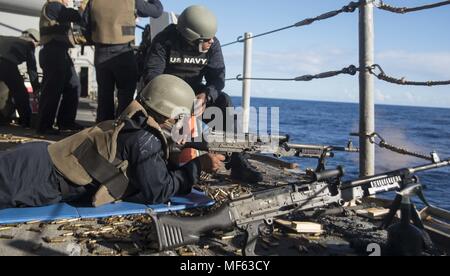 171102-N-N281-774 OCÉAN ATLANTIQUE (nov. 2, 2017) 3ème classe Spécialiste Personnel Kenneth Ratliff tire un M-240 machine gun et Gunner's Mate 1re classe Demitri stands Hadley, entraîneur de la ligne à bord du croiseur lance-missiles USS Monterey (CG 61), le 2 novembre 2017. Monterey est déployée à l'appui d'opérations de sécurité maritime dans le cinquième et sixième zone des opérations de la flotte (U.S. Photo par marine Spécialiste de la communication de masse Trey Marin Fowler). () Banque D'Images