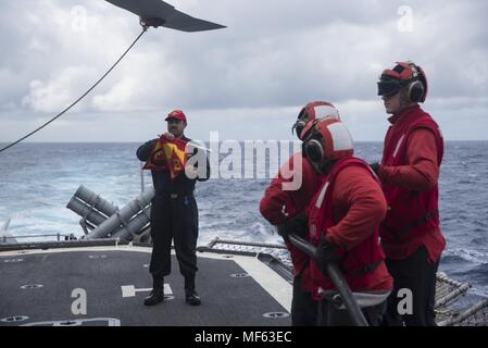 171030-N-N281-198 OCÉAN ATLANTIQUE (oct. 30, 2017) Spécialiste des questions de personnel 1re classe Adrian Hunter simule un incendie lors d'un accident d'hélicoptère percer, à bord du croiseur lance-missiles USS Monterey (CG 61), le 30 octobre 2017. Monterey est déployée à l'appui d'opérations de sécurité maritime dans le cinquième et sixième zone des opérations de la flotte (U.S. Photo par marine Spécialiste de la communication de masse Trey Marin Fowler). () Banque D'Images