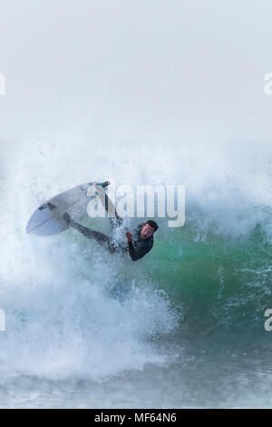 Surf à l'action spectaculaire plage de Fistral Newquay en Cornouailles. Banque D'Images