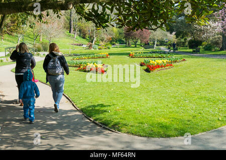 Les gens se promener à travers les jardins primés Trenance à Newquay Cornwall. Banque D'Images