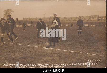 Véritable Carte postale photographique du petit maire (Mme Doris Foster) le coup d'envoi à un match de football de bienfaisance Fratton Park. Costers v Milkmen Banque D'Images