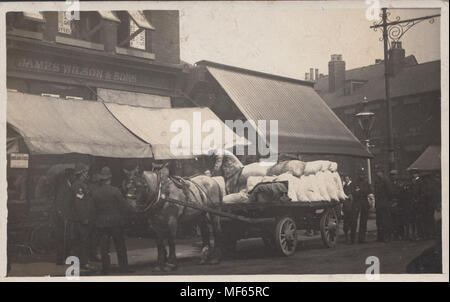 Carte postale de marchand de charbon le déchargement sur la route Hessle, Hull, dans le Yorkshire Banque D'Images