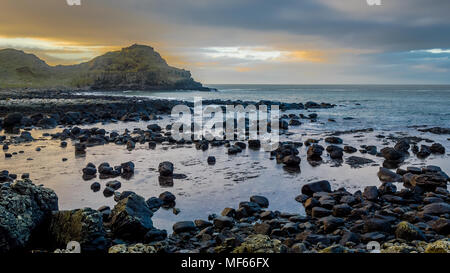 Coucher du soleil à la Chaussée des Géants, en Irlande du Nord, Royaume-Uni Banque D'Images