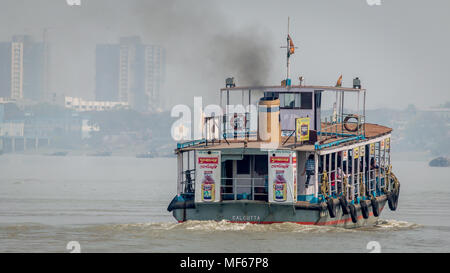 Kolkata, Inde - 4 mars 2018 : vue d'un passage de bac river Gange avec les usagers de la ville de Kolkata à Howrah, Calcutta, Banque D'Images