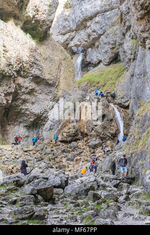 Les promeneurs et touristes à Gordale Scar dans Goredale Beck, Malham, Malhamdale, Yorkshire du Nord, Yorkshire Dales National Park, England, UK Banque D'Images