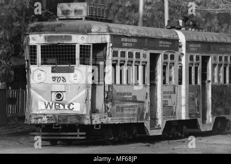 Kolkata, Bengale occidental, Inde - le 11 mars 2018 : Le patrimoine de Kolkata, trams attendent des passagers sur un dimanche matin à une station de tram à Kolkata, Banque D'Images